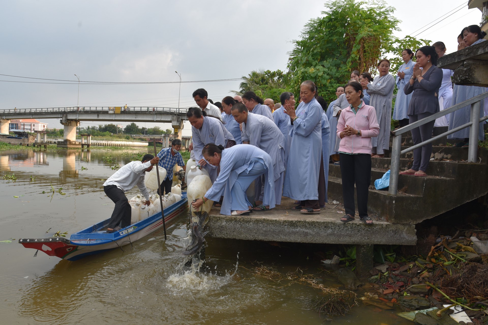 Chanting sutra, releasing creatures to pray for peace in Tan Thanh, Long An by the Charity Board